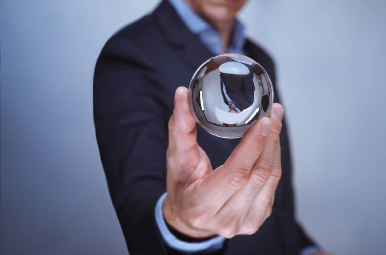 Persona revisando una tablet con gráficos